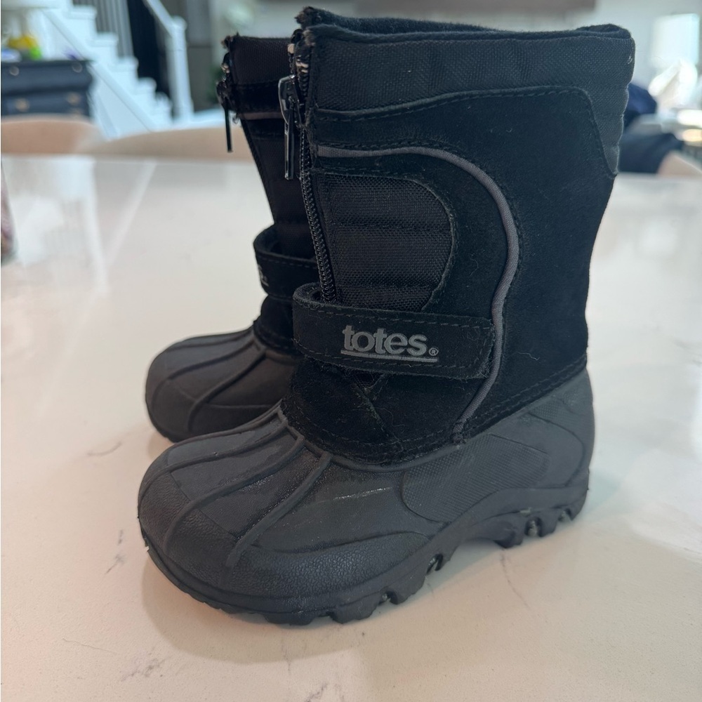 Youth Kids Totes Snow Boots. Youth Size 6. Good used condition. Black.